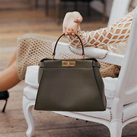 borsa fendi peekaboo imitazione
